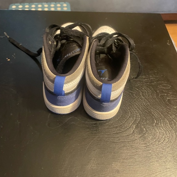 2y Jordan 1 shoes - Picture 3 of 5